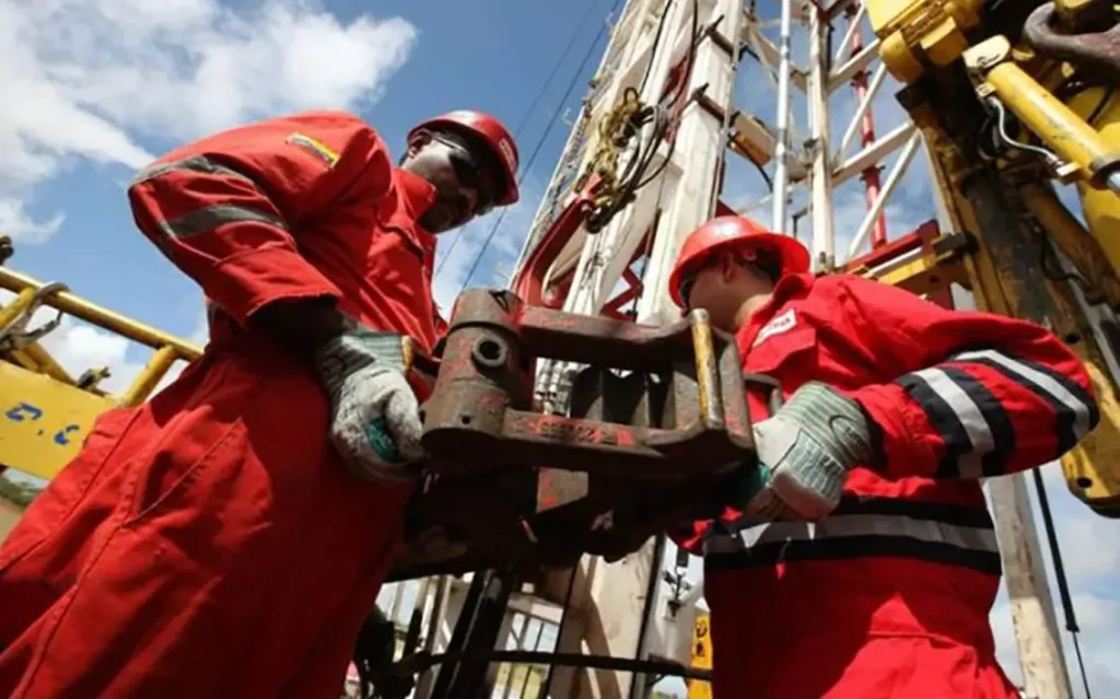 Trabajadores-de-PDVSA-en-un-pozo-de-petroleo-1024x639