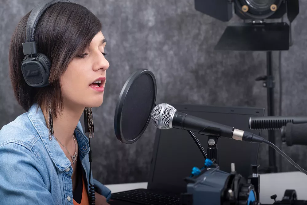 Mujer en la radio