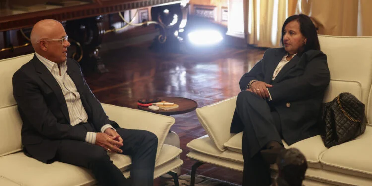El-presidente-de-la-Asamblea-Nacional-Jorge-Rodriguez-i-habla-con-la-exdiputada-Dinorah-Figuera-durante-una-reunion-este-jueves-en-Caracas-Venezuela-EFE-Ronald-Pena-R