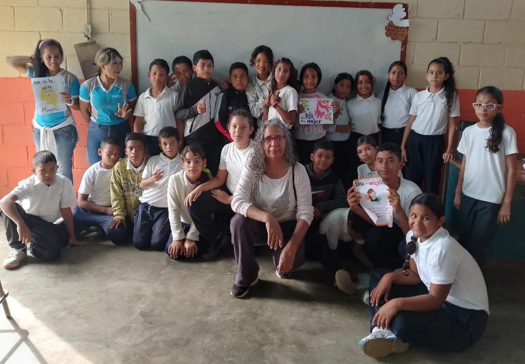 F1- Los niños y niñas muestran sus