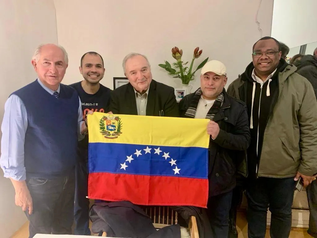 Venezolanos Berlín posan con Antonio Ledezma