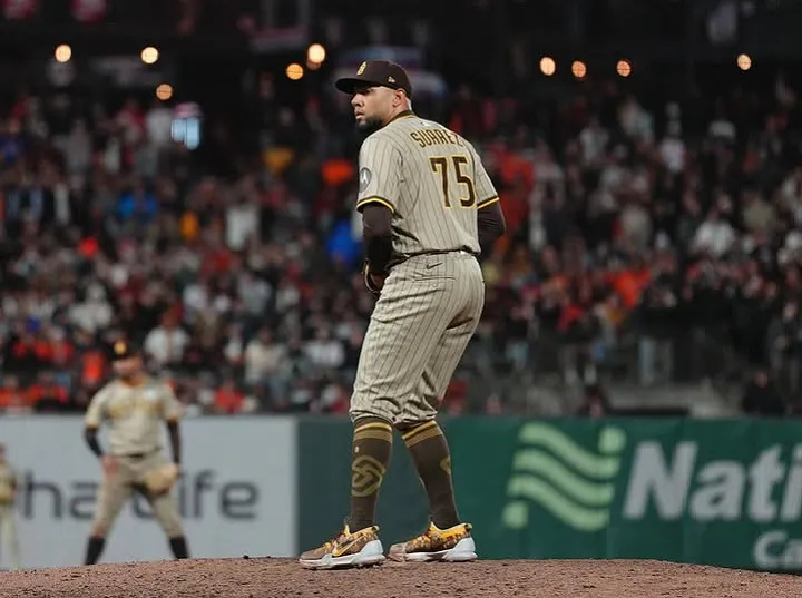 ¡Robert-Suarez-alcanzo-primera-victoria-Retiro-a-seis-bateadores-en-fila-en-dos-innings