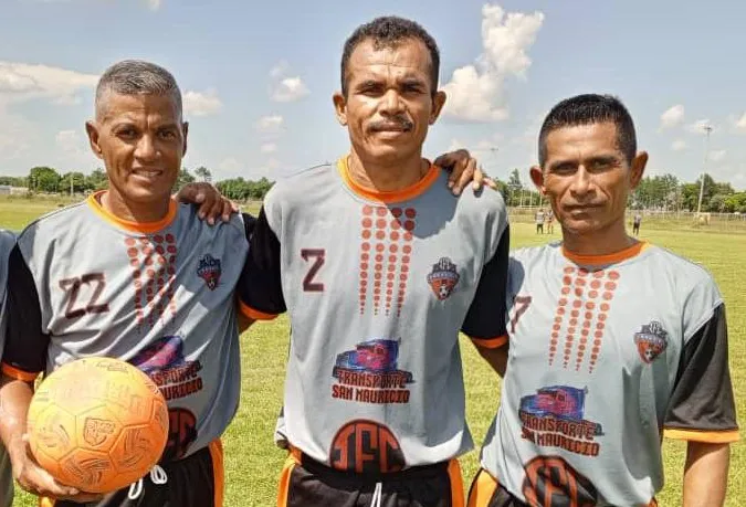 Humberto Barrios se lució con tres pepinazos.-