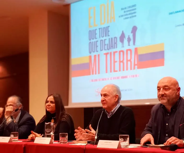 “El día que tuve que dejar mi tierra” conferencia dictada por Miguel Henrique Otero, Tamara Sujú y Antonio Ledezma