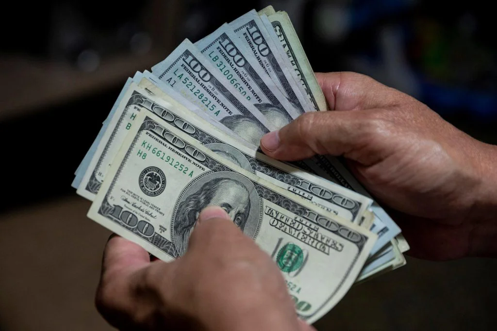 Dolares-mano-1024x683